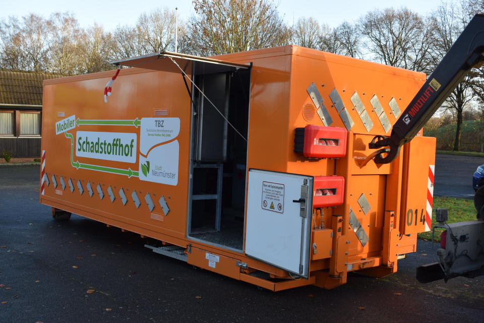 Ein oranger Container für die Abgabe von Schadstoffen